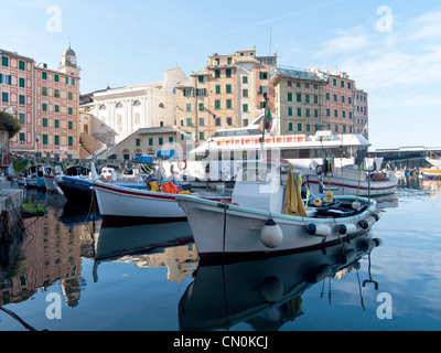 kleiner Hafen in Camogli, berühmten antiken Städtchen in Ligurien, Italien Stockfoto