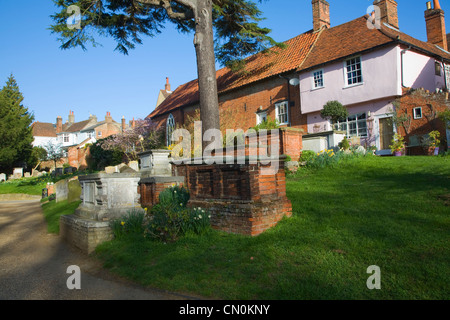 Friedhof St. Mary Parish Kirche, Woodbridge, Suffolk, England Stockfoto