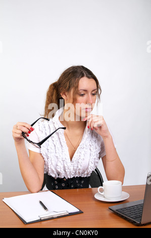 Schöne Geschäftsfrau mit Notebook im Büro Stockfoto