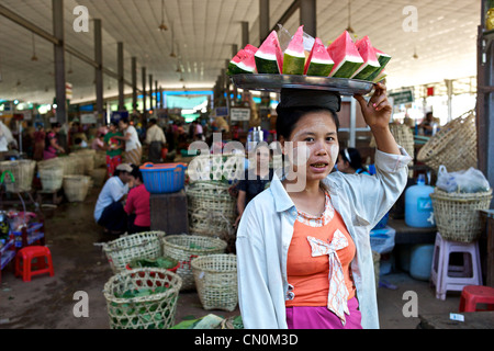 Porträt von Wassermelone Verkäufer in Thirimingalar frische Gemüsemarkt in Yangon (Rangoon), Myanmar (Burma) Stockfoto