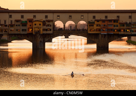 Europa, Italien, Florenz, Ponte Vecchio über den Arno Fluss bei Sonnenuntergang Stockfoto