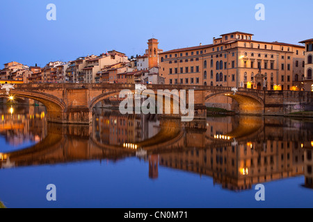 Europa, Italien, Florenz, der Fluss Arno und Flussufer in der Abenddämmerung Stockfoto