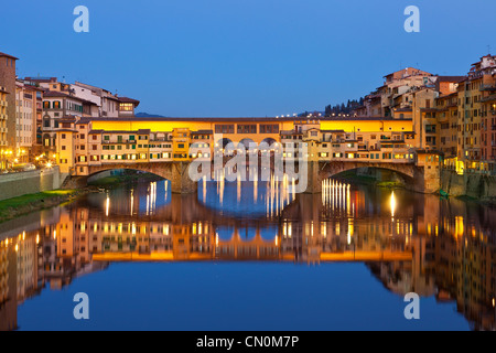Europa, Italien, Florenz, Ponte Vecchio über den Arno in der Abenddämmerung Stockfoto