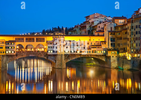 Europa, Italien, Florenz, Ponte Vecchio über den Arno in der Abenddämmerung Stockfoto