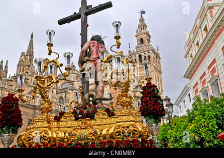 Spanien Sevilla Semana Santa Karwoche A Osterprozession betreten der Kathedrale mit einem Paso oder schweben mit dem Bild Christi Stockfoto