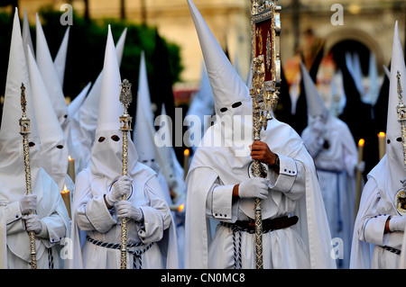 Spanien Sevilla Semana Santa Karwoche Ostern Nazarenos Resurreccion in weiß und Cristo de Burgos in schwarz Stockfoto