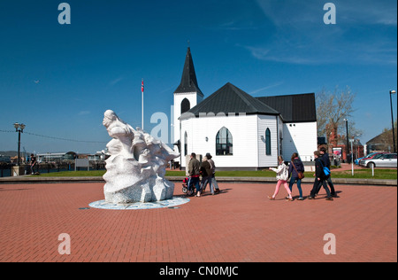 Norwegische Kirche und Captain Scott Memorial in Süd-Wales Cardiff Bay an einem hellen, sonnigen Tag Stockfoto