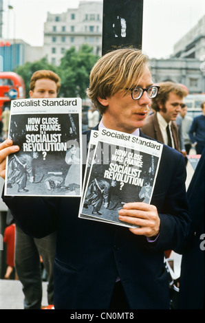 Juli 1968,Socialist Standard Zeitung Street Seller,Vintage Image, London,Großbritannien,Großbritannien, Mai 1968 Französischer Aufruhr,Frankreich Sozialismus Revolution, 1960s, Stockfoto