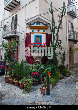 Ein Schrein-Display auf der Außenseite eines Hauses in Sizilien. Stockfoto