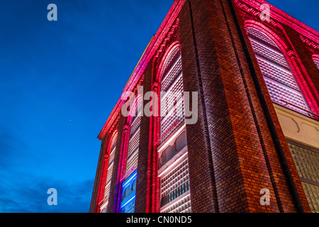 Wunderschön renovierte Altbau beleuchtet bei Nacht Stockfoto