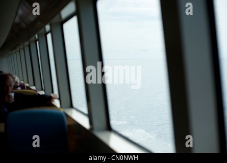 Die Fenster mit Blick auf das Meer von innen ein Passagier Fähre Segeln nach Orkney in Schottland Stockfoto