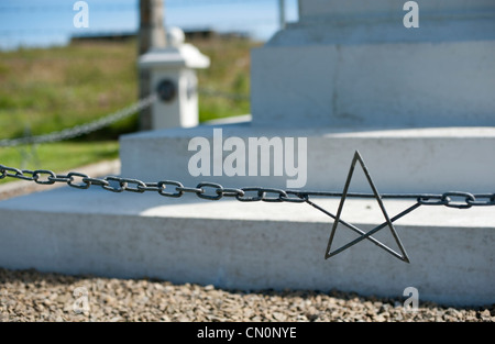 Ein Stern auf dem verzierten Zaun rund um die Statue des St. George an der italienischen Kapelle auf Lamb Holm, Orkney Stockfoto