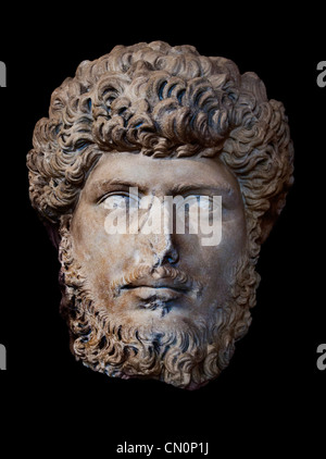 Altes römisches Marmorporträt-Kopffragment des Kaisers Lucius Verus, isoliert auf einem soliden schwarzen Hintergrund Stockfoto
