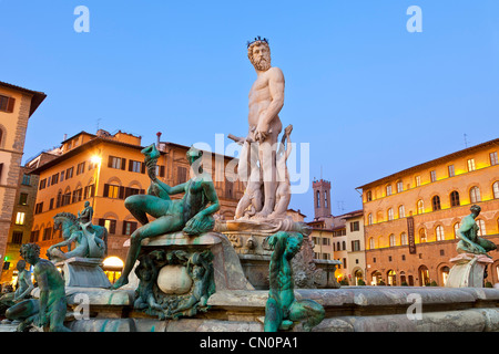 Italien, Florenz, Neptun-Brunnen auf der Piazza della Signoria in der Abenddämmerung Stockfoto