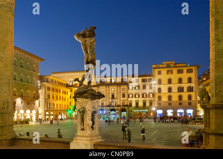 Italien, Florenz, Piazza della Signoria, Loggia dei Lanzi in der Abenddämmerung Stockfoto