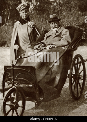 König George V und Königin Mary von Teck, die hier in Bognor während seiner Genesung von Blutvergiftung 1929 gesehen. Stockfoto