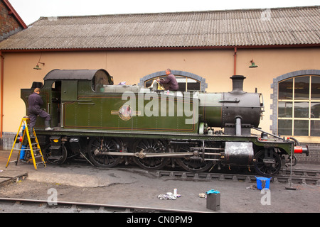 Reinigung 5553 2-6-2 erhalten Pannier Tank Lokomotive in British Railways Lackierung West Somerset Railway, Minehead UK Stockfoto