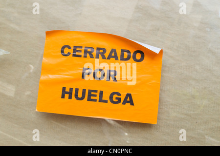 Cerrado Por Huelga (geschlossen wegen Streik) Aufkleber auf Schaufenster auf 29.03.12 - Tag der Generalstreik in Spanien Stockfoto