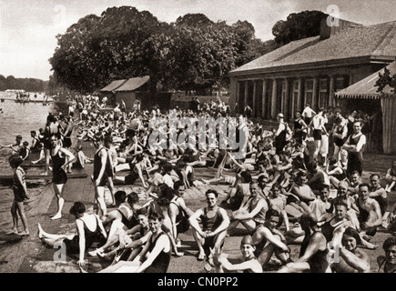 Menschenmassen auf der Lansbury "Lido" am Serpentine im Hyde Park, London, England im Jahr 1930. Stockfoto