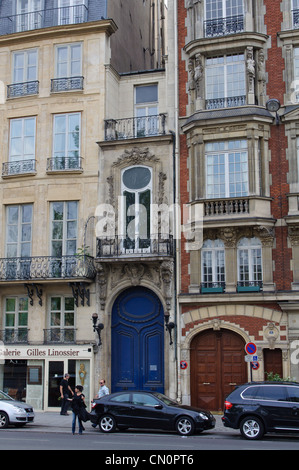 Schmale Gebäude in Paris. Stockfoto