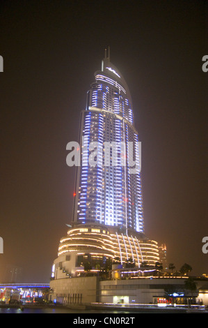 Die Innenstadt von Adresse Tower bei Nacht, Dubai, Vereinigte Arabische Emirate Stockfoto