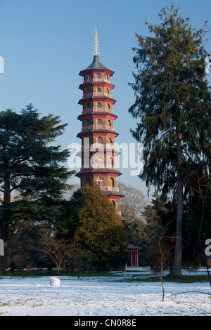 Pagode in Kew Gardens im Schnee West London England UK Stockfoto