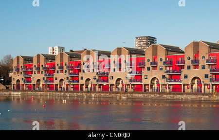 Shadwell Basin Riverside Apartments in Docklands, Wapping, East London, England, Vereinigtes Königreich Stockfoto