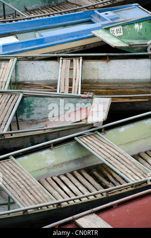 Tam Quoc Zeile Boot Detail. Vietnamesische bahneigenen Ruderboote nebeneinander im Hafen von Tam Quoc. Stockfoto
