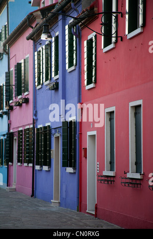 Hell gestrichenen Fischerhäuser Häuser auf der Insel Burano im nördlichen Teil der Lagune von Venedig, Italien Stockfoto