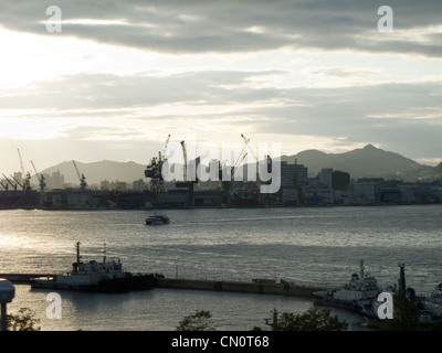 Der Hafen von Kobe in Japan mit Awaji Insel im Hintergrund Stockfoto