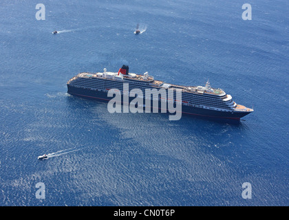 Kreuzfahrtschiff "Queen Victoria" auf Santorini. Griechenland. Stockfoto
