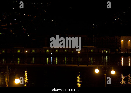 Lichter an der Adria aus dem Hafen von Triest in der Nacht, Triest, Italien Stockfoto