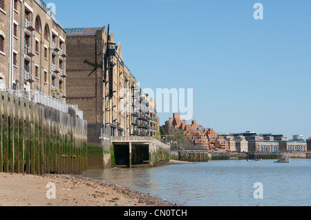 Themse Blick auf neue Kran Wharf, Wapping, London. Stockfoto