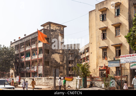 Straßenansicht der Blöcke von schmutzig und heruntergekommene Wohnungen und Apartments in einem Slumviertel von Mumbai, Indien Stockfoto