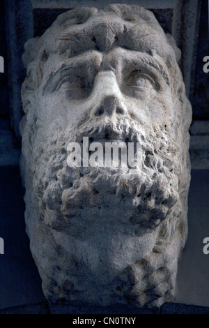 Herkules - Statue auf einem Gebäude in Triest, Italien Stockfoto