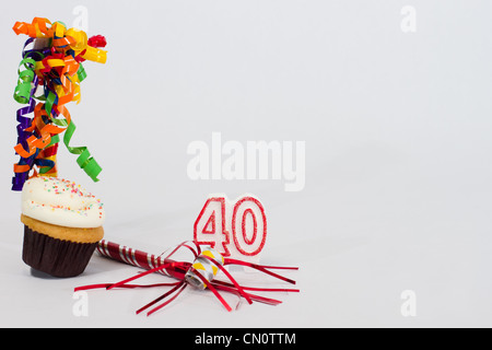 Muffins und Bänder alle Anzeichen für ein großes Fest der Graduierung, Geburtstag, Jubiläum oder Urlaub. Stockfoto