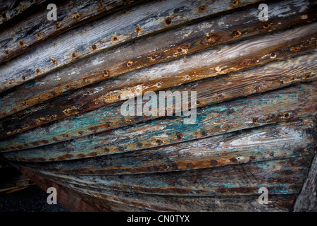 Holzrumpf eines Fischerbootes in Island Stockfoto