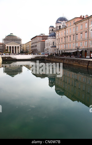 Reflexion von Gebäuden auf dem Canale Grande (Triest, Italien) Stockfoto