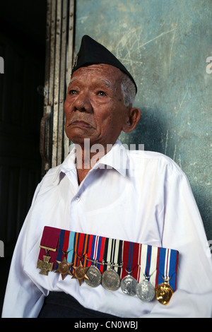 Gurkha-Victoria-Kreuz-Halter Lachhiman Gurung in seinem Haus in Nepal - 2007 Stockfoto