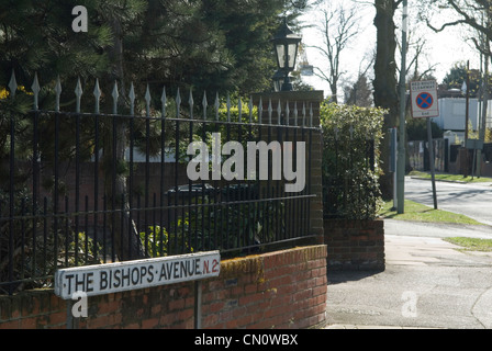 Straßenschild der Bischops Avenue, Hampstead North London N2 England UK. 2012 2010er Jahre HOMER SYKES Stockfoto