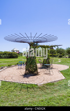 Gartenskulpturen entlang des Gartenweges in den Antique Rose Emporium Gardens in Brenham, Texas. Stockfoto