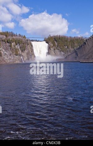 Montmorency Falls mündet in den St. Lawrence River über Quebec City, Quebec, Kanada. Stockfoto