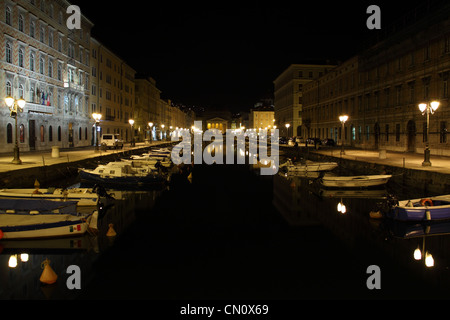 Canal Grande bei Nacht mit Boote vertäut, Triest Stockfoto