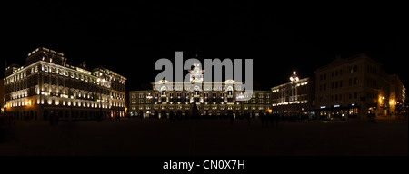 Panoramablick von Triest bei Nacht Stockfoto