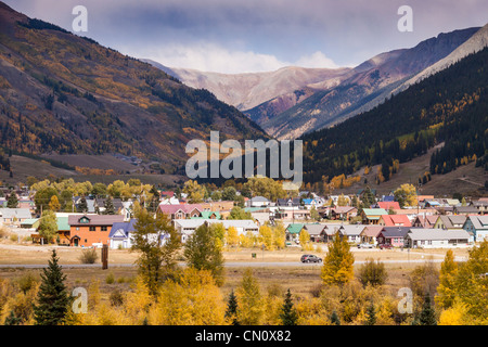 Bunte historische Gebäude in der alten Bergbaustadt Silverton, Colorado, im Herbst. Stockfoto