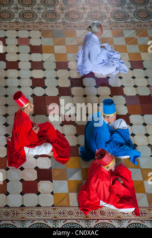Pilger beten am Caodai großen Tempel in Tay Ninh, Vietnam Stockfoto