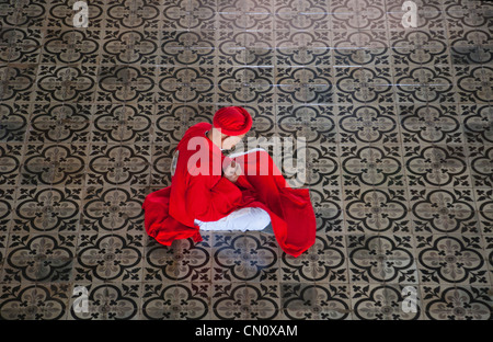 Pilger beten am Caodai großen Tempel in Tay Ninh, Vietnam Stockfoto