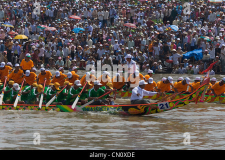 NGO-Regatta feiert Khmer Menschen Neujahrsfest, Ghe Ngo Festival, am Mekong River, Soc Trang, Vietnam Stockfoto