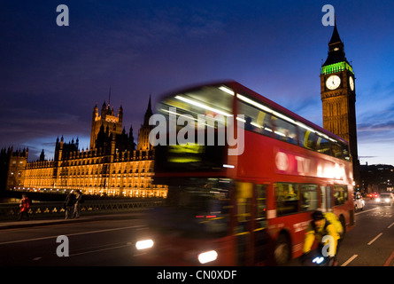 Double Decker Bus und Radfahrer zoom Vergangenheit des Palace of Westminster (Big Ben) in London, England, am 4. November 2009. (Adrien Veczan)