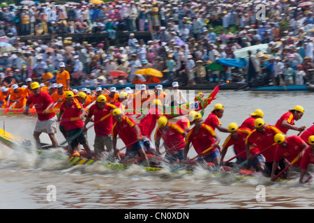 NGO-Regatta feiert Khmer Menschen Neujahrsfest, Ghe Ngo Festival, am Mekong River, Soc Trang, Vietnam Stockfoto